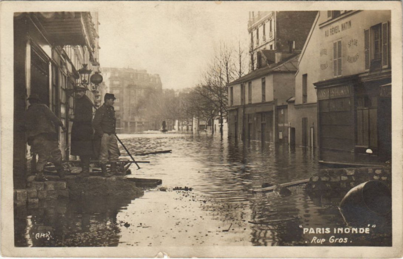 Carte postale ancienne Inondations 1910 Paris Rue Gros