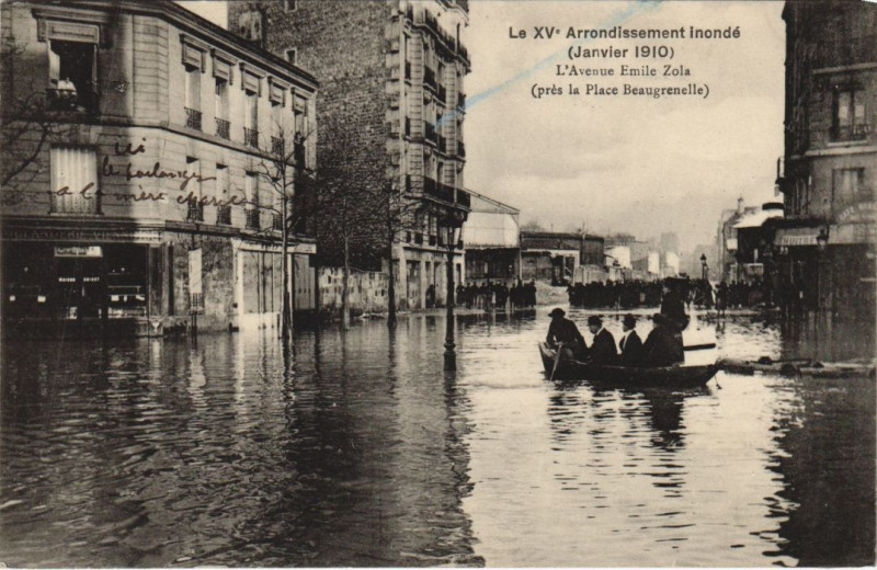 Carte postale ancienne Le XVe Arrondissement inondé (Janvier 1910) - L'Avenue Emile Zola (près la Place Beaugrenelle) à Paris 15e