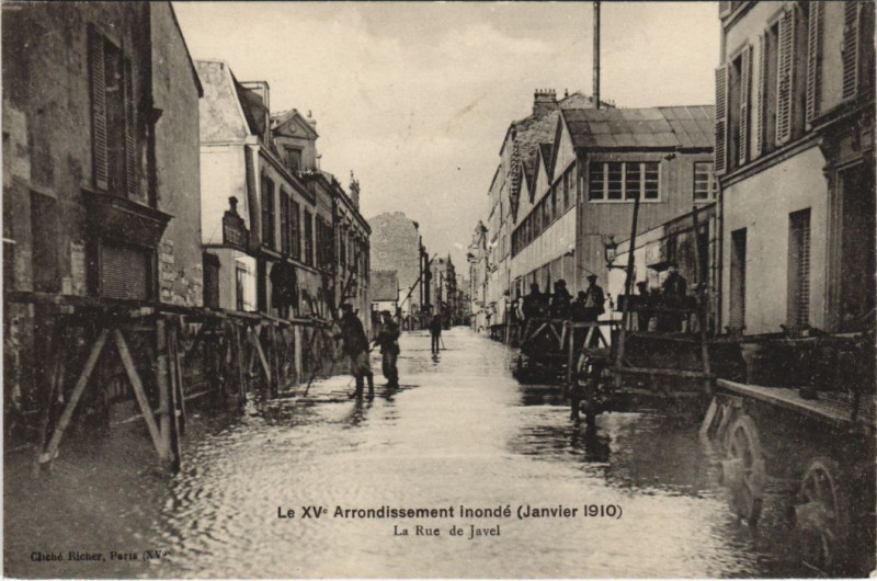 Carte postale ancienne Le XVe Arrondissement inondé (Janvier 1910) - La Rue de Javel à Paris 15e