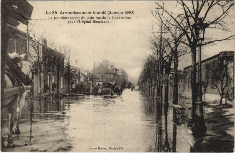 Carte postale ancienne Le XVe Arrondissement inondé (Janvier 1910) - Le transbordement du pain rue de la Convention pour l'Hôpital Boucicaut à Paris 15e