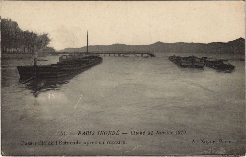 Carte postale ancienne Inondations 1910 Paris Passerelle de l'Estacade