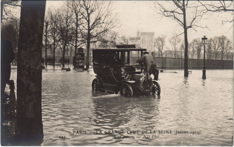 Carte postale ancienne Inondations 1910 Paris une panne