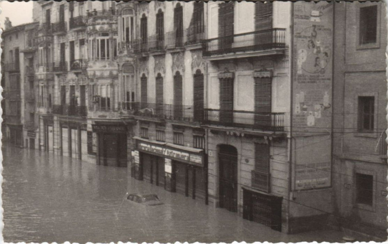 Carte postale ancienne Inondations Paris ? une voiture sous l'eau