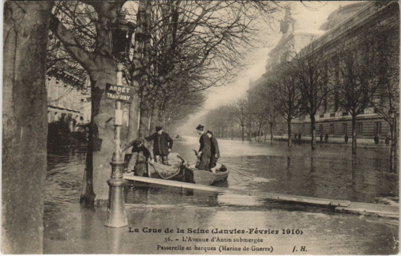 Carte postale ancienne Inondations 1910 Paris Avenue d'Antin
