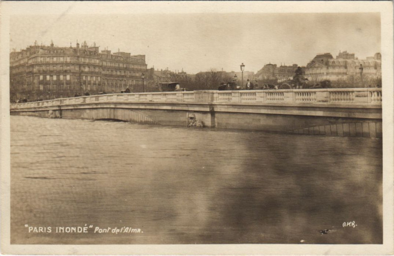 Carte postale ancienne Inondations 1910 Paris Pont de l'Alma