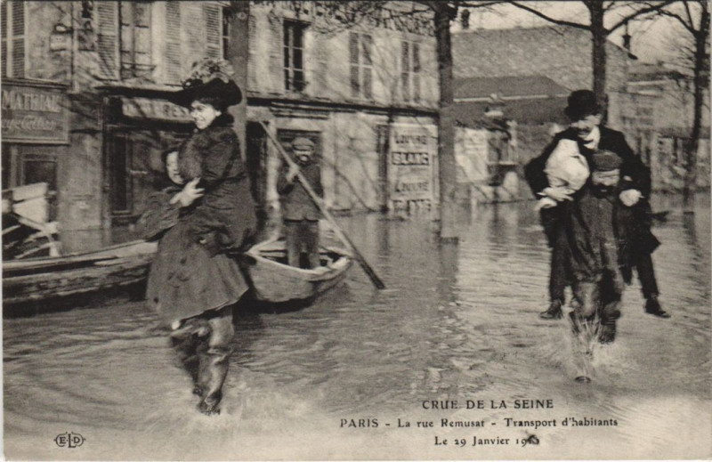 Carte postale ancienne Crue de la Seine - La rue Remusat - Transport d'habitants à Paris 16e