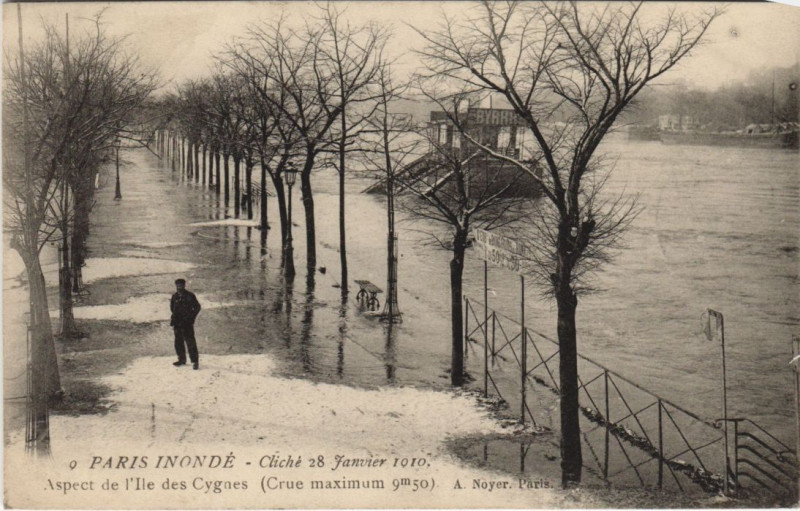 Carte postale ancienne Paris Inondé - Cliché 28 Janvier 1910 - Aspect de l'Ile des Cygnes à Paris 15e
