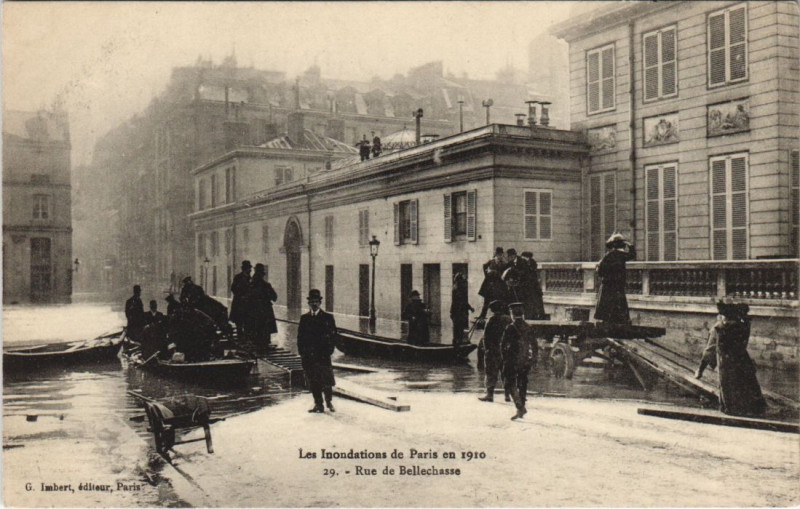 Carte postale ancienne Inondations 1910 Paris Rue de Bellechasse