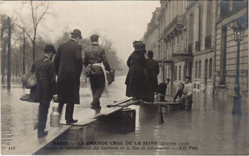 Carte postale ancienne Inondations 1910 Paris Rue de Constantine Ravitaillement