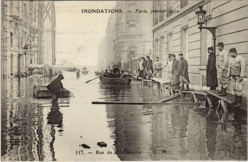 Carte postale ancienne Inondations 1910 Paris Rue de l'universite