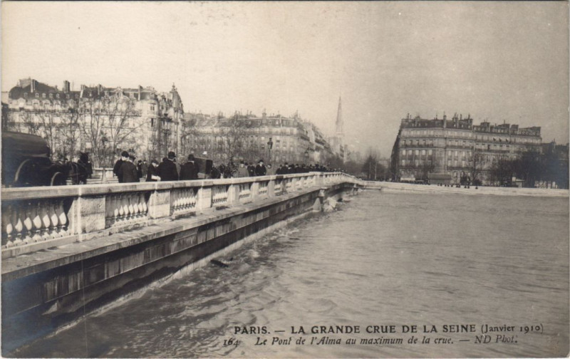 Carte postale ancienne Inondations 1910 Paris Pont de l'Alma