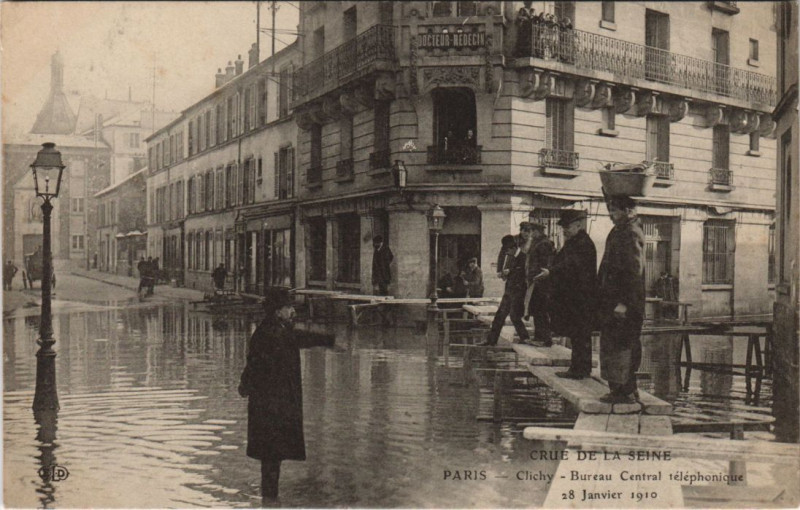 Carte postale ancienne Crue de la Seine - Bureau Central téléphonique à Clichy