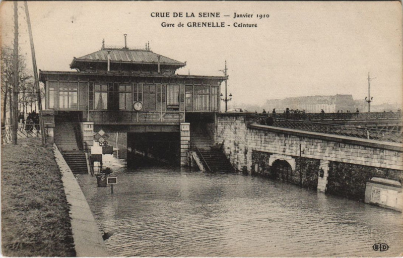 Carte postale ancienne Crue de la Seine - Janvier 1910 - Gare de Grenelle - Ceinture à Paris 15e