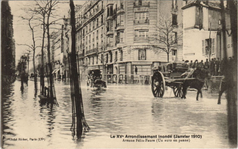 Carte postale ancienne Le XVe Arrondissement inondé (Janvier 1910) - Avenue Félix-Faure (Un auto en panne) à Paris 15e