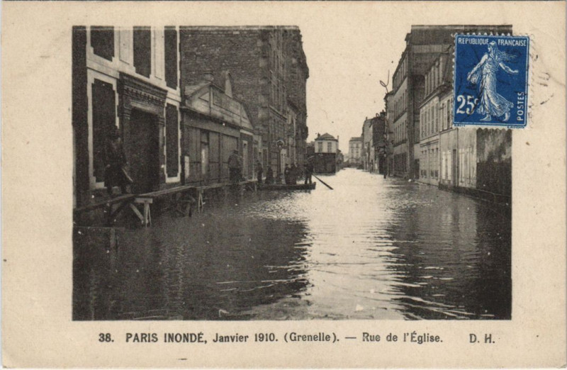 Carte postale ancienne Inondations 1910 Paris Rue de l'Eglise Grenelle