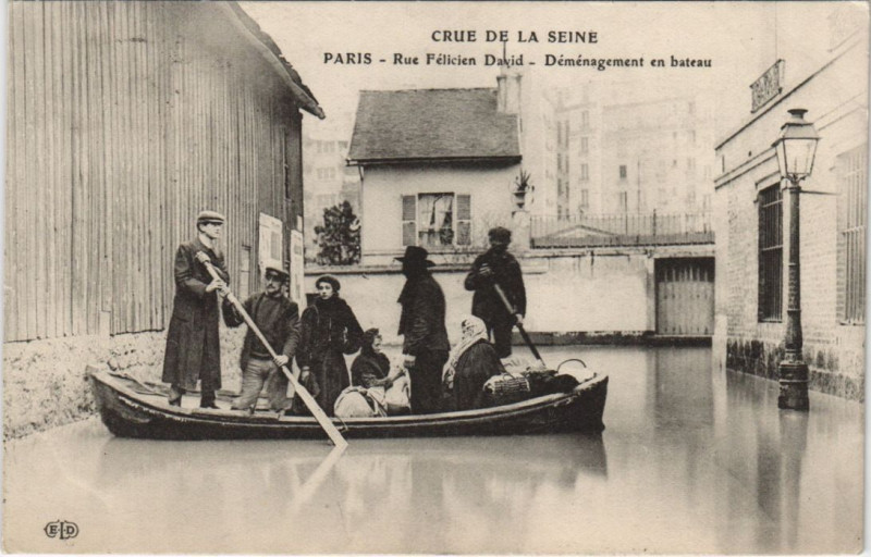 Carte postale ancienne Crue de la Seine - Rue Félicien David - Déménagement en bateau à Paris 16e