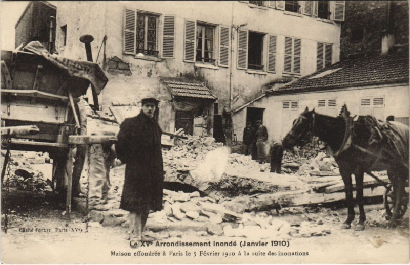 Carte postale ancienne Le XVe Arrondissement inondé (Janvier 1910) - Maison effondrée à Paris le 5 Février 1910 à la suite des inondations à Paris 15e