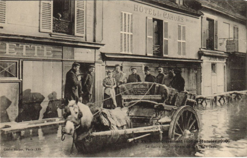 Carte postale ancienne Le XVe Arrondissement inondé (Janvier 1910) - Le fiacre des habitants de la rue de Javel à Paris 15e