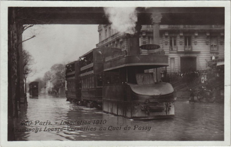 Carte postale ancienne Inondations 1910 Paris Quai de Passy Tramway