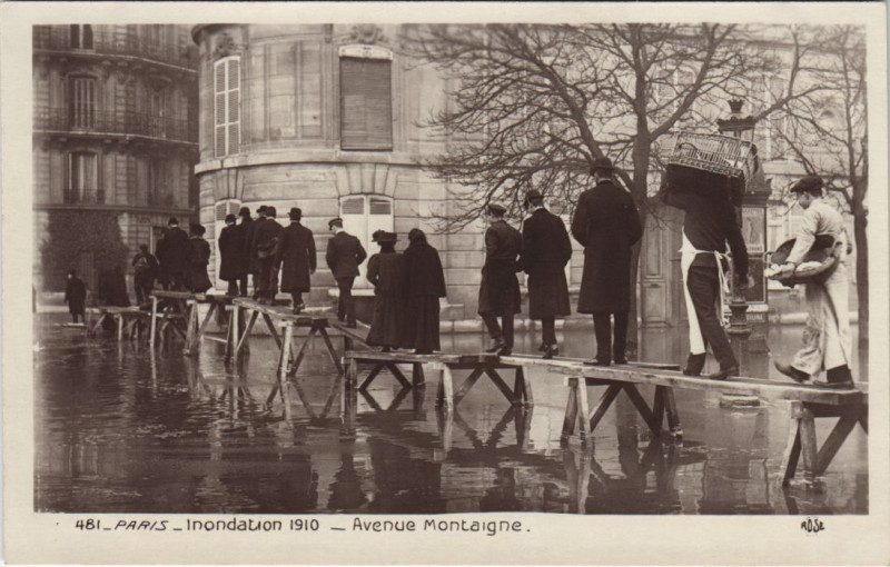 Carte postale ancienne Inondations 1910 Paris Avenue Montaigne