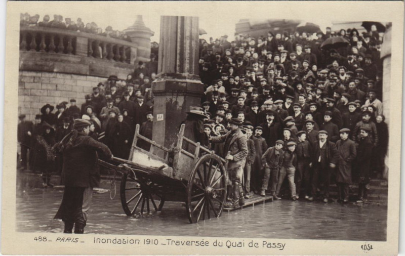Carte postale ancienne Inondation 1910 - Traversée du Quai de Passy à Paris 16e