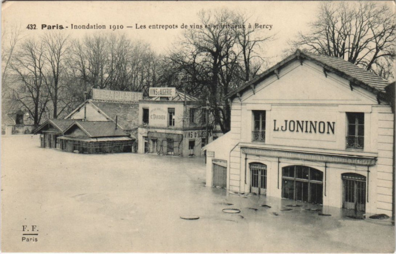 Carte postale ancienne Inondation 1910 - Les entrepôts de vins et spiritueux à Bercy à Paris 12e
