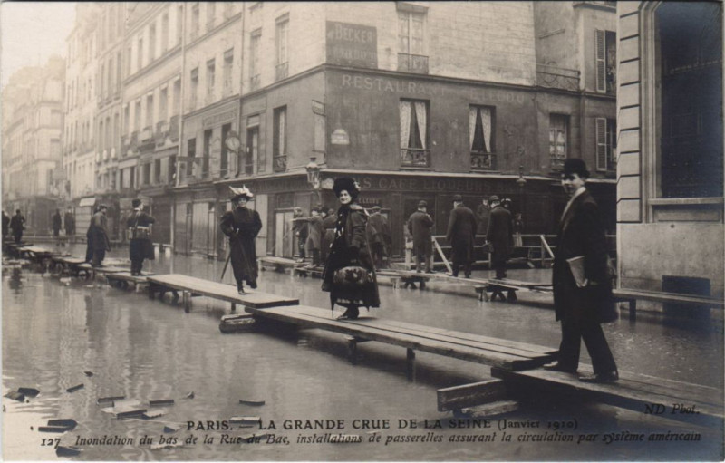 Carte postale ancienne Inondations 1910 Paris Rue du bac