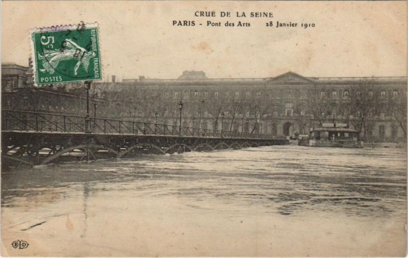 Carte postale ancienne Inondations 1910 Paris Pont des Arts