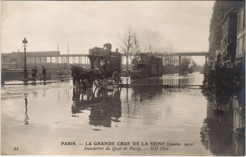 Carte postale ancienne La grande crue de la Seine (Janvier 1910) - Inondation du Quai de Passy. à Paris 16e