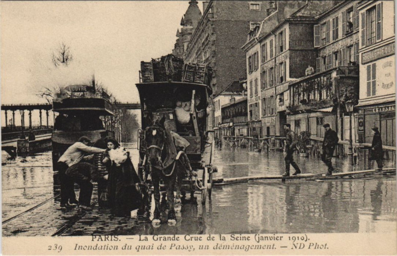 Carte postale ancienne La Grande Crue de la Seine - Inondation du quai de Passy, un déménagement à Paris 16e