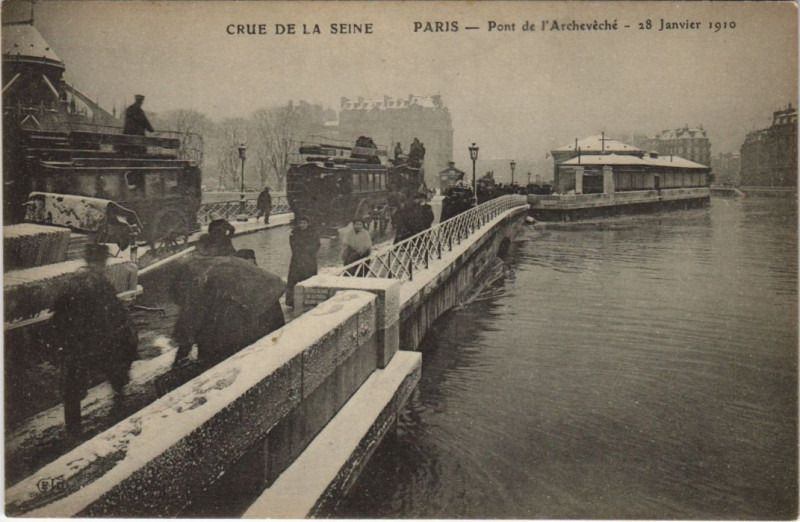 Carte postale ancienne Inondations 1910 Paris Pont de l'Archeveche