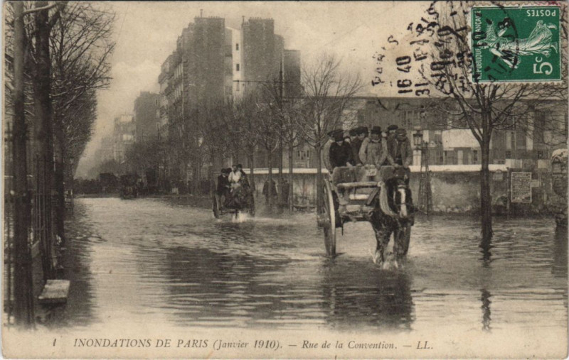 Carte postale ancienne Inondations de Janvier 1910 - Rue de la Convention à Paris 15e