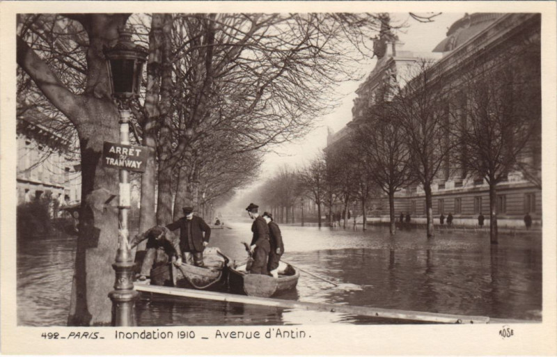 Carte postale ancienne Inondations 1910 Paris Avenue d'Antin