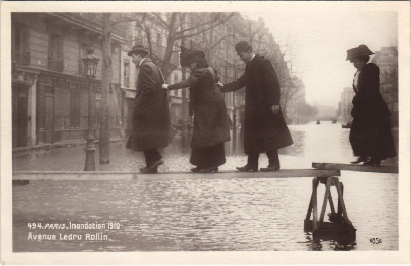 Carte postale ancienne Inondations 1910 Paris Avenue Ledru-Rollin