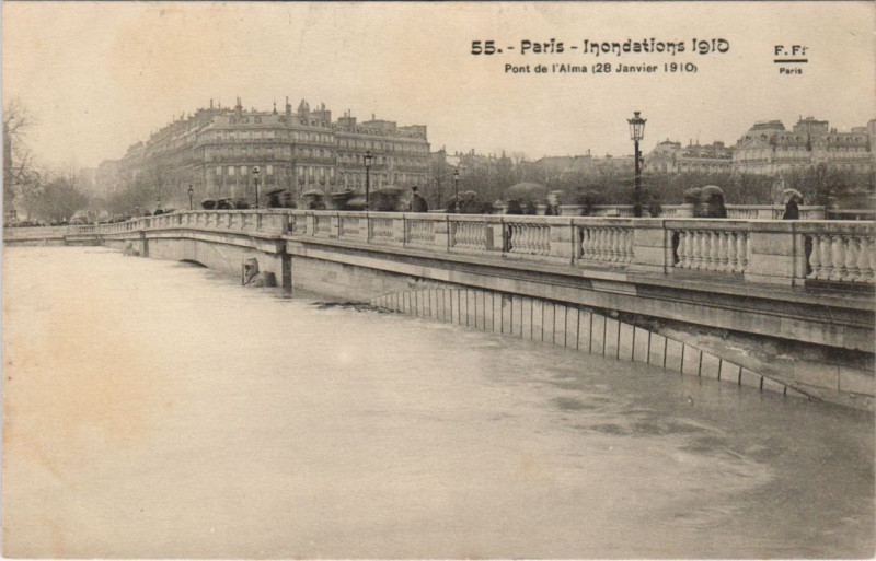 Carte postale ancienne Inondations 1910 Paris Pont de l'Alma
