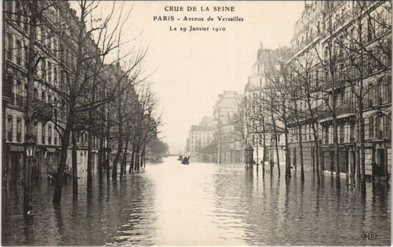 Carte postale ancienne Inondations 1910 Paris Avenue de Versailles