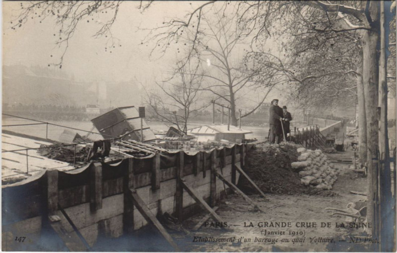 Carte postale ancienne Inondations 1910 Paris Quai Voltaire Barrage