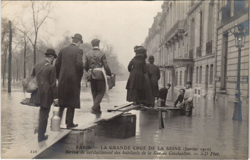 Carte postale ancienne Inondations 1910 Paris Rue de Constantine Ravitaillement