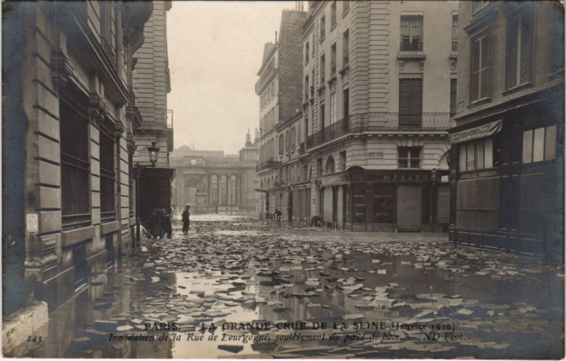 Carte postale ancienne Inondations 1910 Paris Rue de Bourgogne