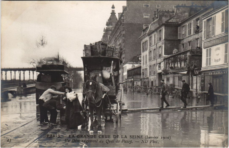 Carte postale ancienne La grande crue de la Seine (Janvier 1910) - Un Déménagement au Quai de Passy à Paris 16e