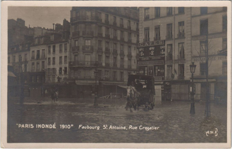 Carte postale ancienne Paris inondé 1910 6 Faubourg Saint-Antoine, Rue Crozatier à Paris 12e