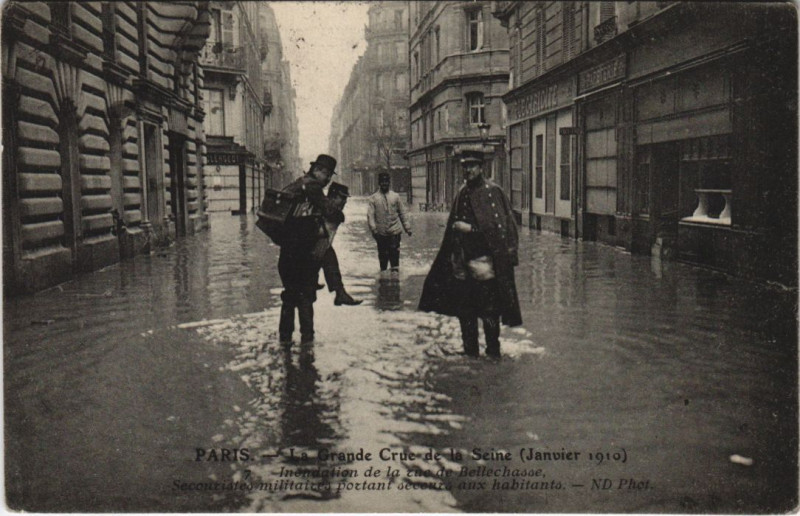 Carte postale ancienne Inondations 1910 Paris Rue de Bellechasse