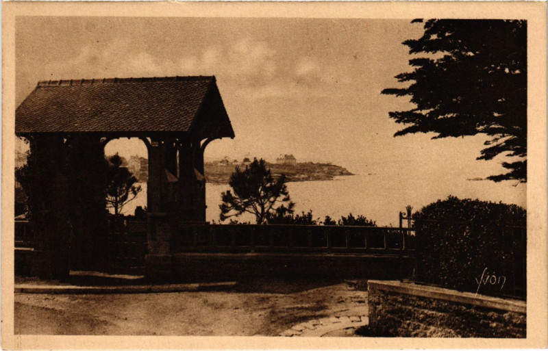 Carte postale ancienne Dinard vue sur la Pointe de la Malouine à Dinard