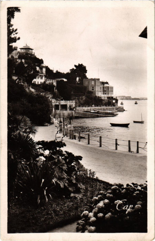 Carte postale ancienne Dinard Un coin de la Promenade du Clair de Lune à Dinard