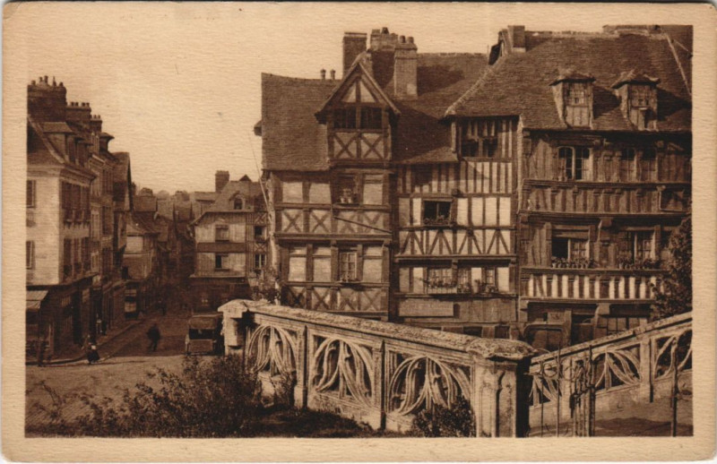 Carte postale ancienne Lisieux Vieilles Maisons devant Saint-Jacques à Lisieux