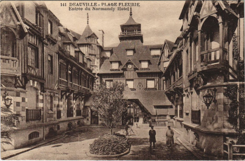 Carte postale ancienne Deauville Entree du Normandy Hotel à Deauville