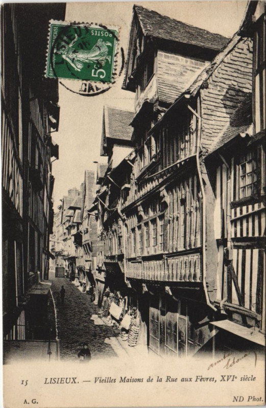Carte postale ancienne Lisieux Vieilles Maisons de la Rue aux Fevres à Lisieux