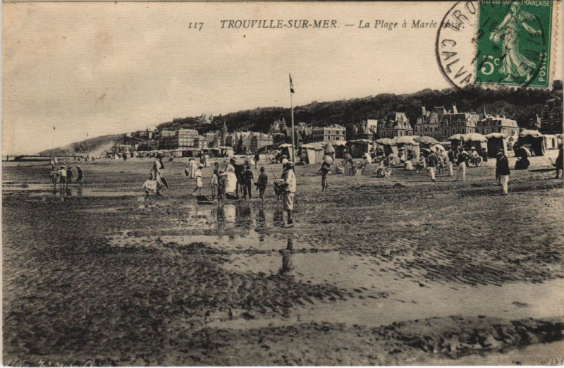 Carte postale ancienne Trouville-sur-Mer La Plage a Maree Basse à Trouville-sur-Mer