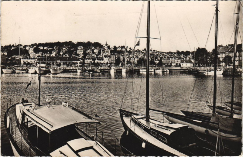 Carte postale ancienne Deauville Trouville-sur-Mer - Le Bassin des Yachts à Deauville