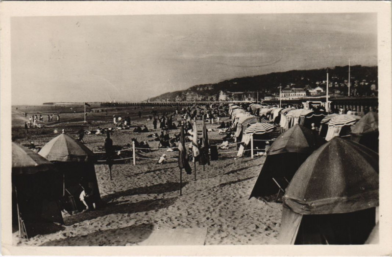 Carte postale ancienne Deauville Vue de Plage à Deauville
